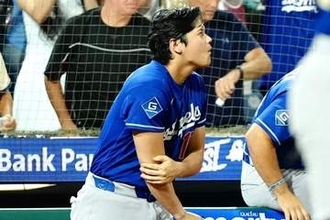 蹴られた大谷翔平が「明らかに痛そう」　右肘にまさか…同僚の“不注意”に地元紙も苦言