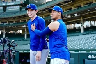 今永昇太、佐々木朗希に「顔ちっちゃ！」　いきなりイジリ炸裂…試合前に談笑、WBCでは同僚