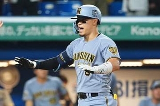 サトテル34号の直後…ベンチで迎えた人物　まさかの“予習”、ファン発見「好きすぎて滅」