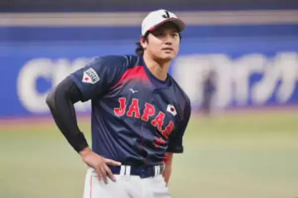 大谷翔平、通路を颯爽と球場入り　帽子とってサロンで挨拶…初合流のベンチ裏の風景