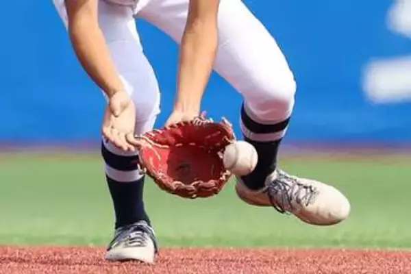 「ゴロは体の「左側で捕れ」は古い？　正確捕球→スピード送球に導く“重心位置”」の画像