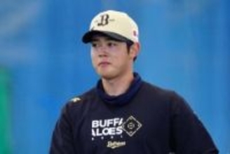 見つめる24歳が「きゅるきゅるで可愛い」　グレースーツでカメラ目線にファン悶絶「大好き」