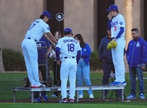 大谷翔平が”どうぞどうぞ”　由伸＆朗希との撮影で見せた「らしさ」…フォトデーに参加