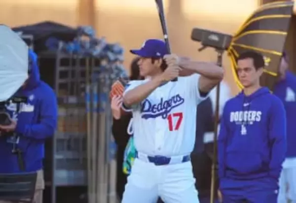 大谷翔平が”どうぞどうぞ”　由伸＆朗希との撮影で見せた「らしさ」…フォトデーに参加