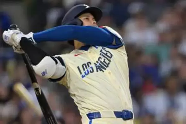 大谷翔平の“ペロリ”に悶絶「映えるねぇ」　ベンチで発見…ド軍同僚との一幕が「最高だ」