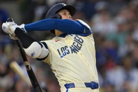 大谷翔平の“ペロリ”に悶絶「映えるねぇ」　ベンチで発見…ド軍同僚との一幕が「最高だ」