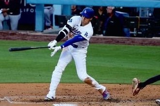 大谷翔平、三振後に右手を振り表情曇る　ロバーツ監督「私も見た」「後で報告を受ける」