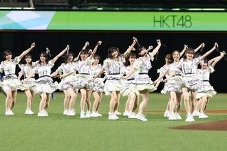 鷹のスターに挟まれ「なんて幸せな写真」　“ガチ勢美女”が感慨…勝利後の1枚が「一生の宝」