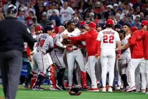 “暴投”で乱闘勃発「何に激昂したんやろ？」　唐突な展開に日本ファン唖然「意味が分からない」