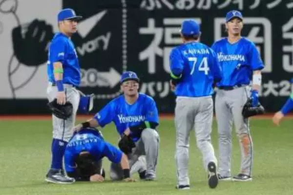 DeNAにアクシデント　神里が緊急交代…担架で運ばれ退場、送球時に左足首負傷か