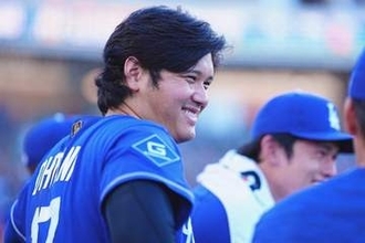 大谷翔平、ロバーツ監督を祝福　試合後にハグ→SNS更新、添えた“1枚”…最速1000勝達成