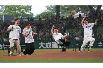 西武戦に“あの”人気番組ファミリーが登場！　名物“ビリビリイス”＆完璧ダンスでファン歓喜