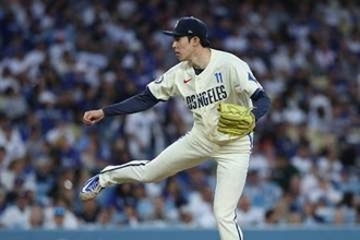 佐々木朗希に“ポンッ”　降板直前に発見…そっと寄り添ったフリーマンが「めっちゃ素敵」