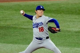 山本由伸がベンチでハグ　心から感謝した“相手”…ピンチで無念の降板、救われた快投