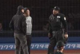 折れたバットが球審直撃　ベンチ裏で治療…球場騒然