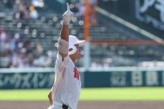 「額縁に入れて飾る」　甲子園で激写された“奇跡の1枚”…18.44mで広がった対照的な光景