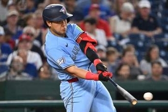 岡本和真、4試合ぶり24号　途中出場→即結果、球団新人記録に並ぶ…豪快弾に敵地騒然