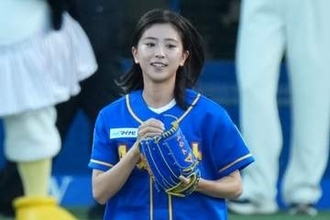 「スゴくないか!?」美人女優の一投が大反響　華麗なマウンド姿が「どの角度からでもキレイ」