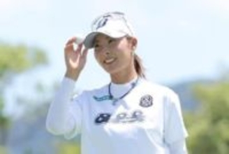 頬寄せ合い…美女ゴルファーが結婚報告　実った遠距離恋愛、オリ23歳との“誓い”