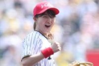 豪快フォームにどよめき　美女アスリートが完璧ノーバウンド…聖地で魅せた“スキル”