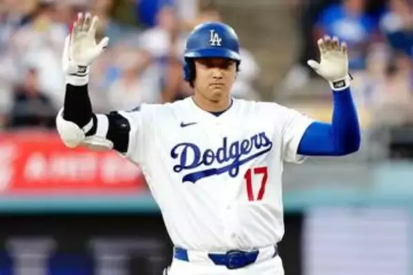 大谷翔平、二塁打→“ドスコイ!?”　フェンス直撃の豪快打…激走後の一瞬にファン興奮