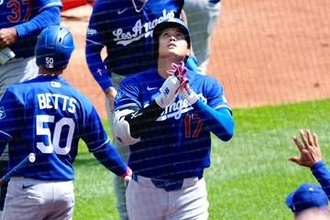 なぜ大谷翔平は1号で天を仰いだのか？　ド軍監督「何らかの力が」、報道陣でも話題に