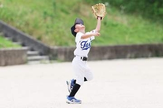 難しい真正面のフライを上手く捕球するには？　“得意な形”を見つける「3歩切り替え」