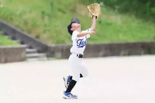 難しい真正面のフライを上手く捕球するには？　“得意な形”を見つける「3歩切り替え」