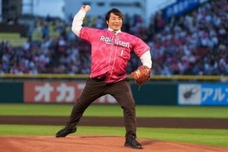 プロレス界のレジェンドに大歓声　「僕のモットーは全力」…棚橋弘至さんが豪快なノーバウンド投球にドヤ顔