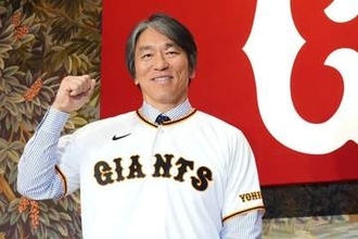 松井新監督「してないです。失礼ですよ！」　記者を一喝…スーツが「入ってよかった」