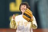 「甲子園に降臨した歌姫が「めちゃかわ」　金ユニ着用で深々ぺこり…豪快一投は「完璧すぎる」」の画像1