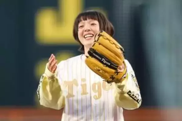甲子園に降臨した歌姫が「めちゃかわ」　金ユニ着用で深々ぺこり…豪快一投は「完璧すぎる」
