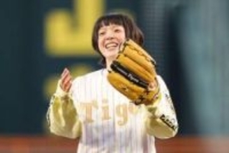 甲子園に降臨した歌姫が「めちゃかわ」　金ユニ着用で深々ぺこり…豪快一投は「完璧すぎる」