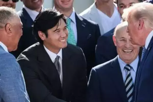 大谷翔平、大統領執務室へ招かれる　トランプ大統領と2ショット…記念品贈呈も
