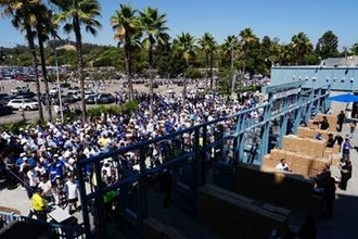 “大谷人形”求め長蛇の列！　異例の大量用意も…ゲートにファン殺到、パイレーツ戦で配布