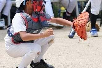 捕手初心者のNG動作…「ミットを離す」を防ぐには？　MLB選手も実践する捕球ドリル