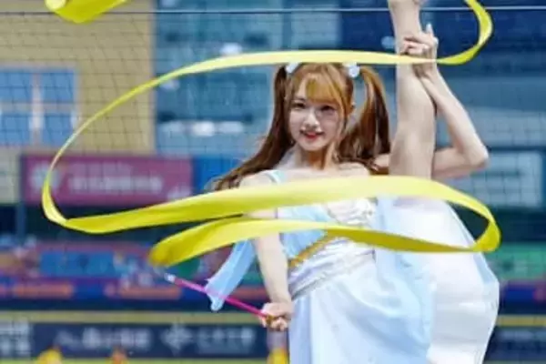 “美しすぎる開脚”で台湾も魅了　ミニスカ衣装で共演…元巨人チアが「めっちゃ可愛い」