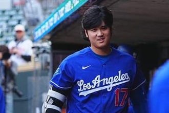 大谷翔平が“超速帰宅”　最後尾で待ち構え…ロバーツ監督とハグ、試合終了から21分後