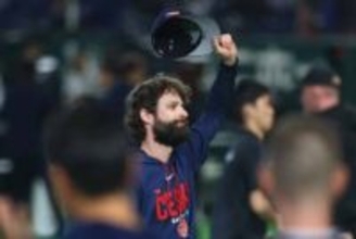 サトリアに東京ドーム異例の拍手喝采　試合後に広がった感動の光景…“代表ラスト登板”で最高の結末