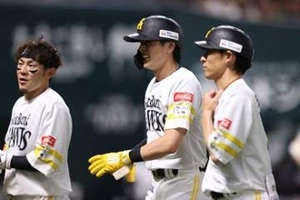 鷹・周東佑京が死球で途中交代　アクシデントに場内騒然…右脚に直撃で苦悶の表情