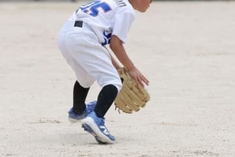 ゴロ捕球で「最も避けたい」事前動作とは？　守備リズムが格段に良くなる“足の位置”