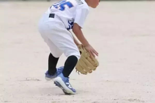 ゴロ捕球で「最も避けたい」事前動作とは？　守備リズムが格段に良くなる“足の位置”