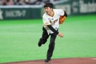 M-1王者のたくろう赤木、ストライク始球式　東京D大歓声…ノーバウンド投球にガッツポーズ
