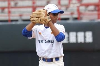 侍J戦で目を引いた“黄緑色の靴”「野球用は全部寄付」　スリランカ16歳が明かした現実