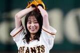 「橋本環奈さん、悔しいワンバウンドに「失敗です」　“役柄”の衣装を着用…始球式で観客を魅了」の画像1