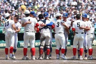 甲子園激闘から1時間…激写された“青春の1枚”　勝敗の垣根を越えたノーサイドの精神