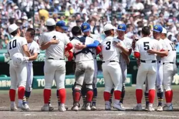 甲子園激闘から1時間…激写された“青春の1枚”　勝敗の垣根を越えたノーサイドの精神