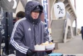 鷹・牧原大成が神対応　気温2度で報道陣＆ファンへ…心も温まる250食、自ら手渡し