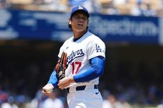 左膝を襲う157キロ打球も…大谷翔平が高速反応→自ら守る好守　本拠地どよめき
