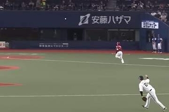 遊撃なのに…“ほぼ外野”から衝撃レーザー「バグってる」　失点許さぬ強肩が「やばすぎ」